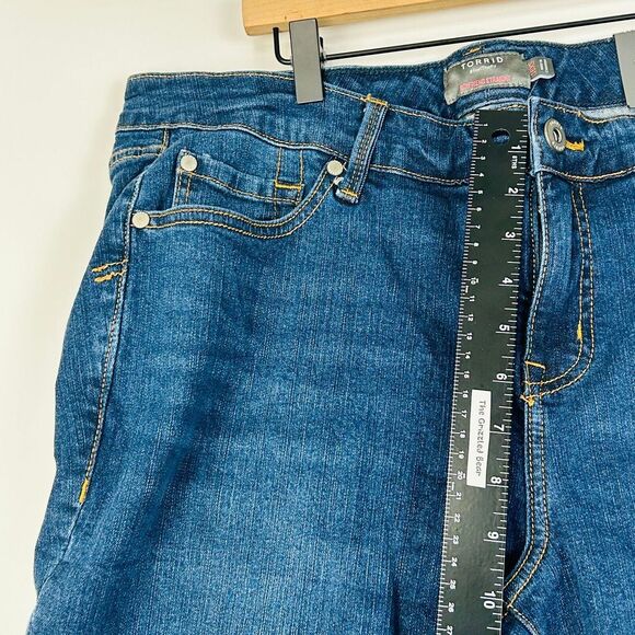 NWT Torrid Size 16 Boyfriend Straight Jeans Stretch Mid Rise Med-Dark Wash Short - Picture 11 of 15